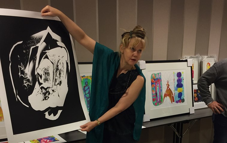Multikunstner Pia Myrvold viste et utvalg av sine grafiske trykk etter foredragene.