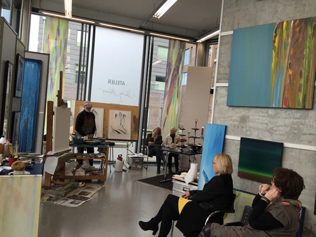 Kunstsafari på Sandnes for medlemmer, her i galleriet til Stanley Stornes. 2016