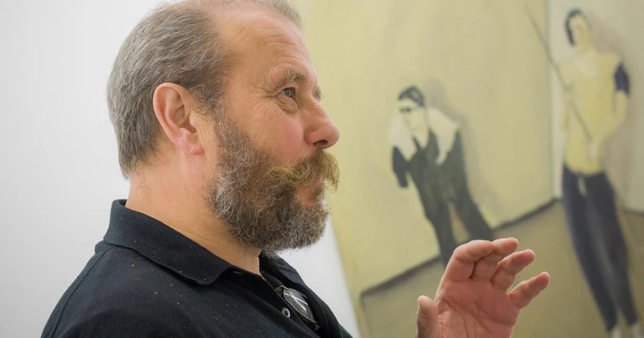 Ketil viser kunstverk, snakker om kunstteknikker og samtaler med deltakerne Ketil viser kunstverk, snakker om kunstteknikker og samtaler med deltakerne